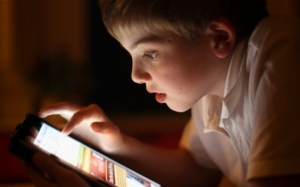 TV, videogame e celular ao lado da cama fazem as crianças perderem o sono e irem pior na escola