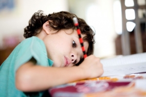 Lição de casa em excesso piora notas das crianças nas provas