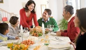 Jantar em família aumenta a comunicação entre pais e filhos adolescentes