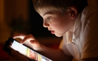 TV, videogame e celular ao lado da cama fazem as crianças perderem o sono e irem pior na escola