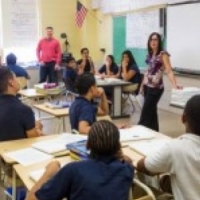 Adiantar incentivo a professores melhora notas de alunos
