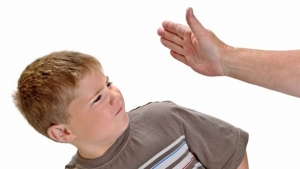 Palmadas podem afetar comportamento e capacidade de aprendizado de seu filho