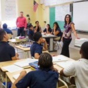 Adiantar incentivo a professores melhora notas de alunos
