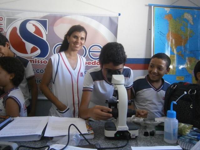 Alunos do 6º e 7º ano B realizando experimentos científicos  