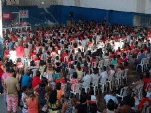 Professores decidem continuar greve iniciada há 42 dias