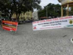 Professores em greve acampam na porta da Assembleia